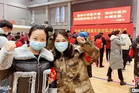 武汉“抗疫”前线偶遇同窗：零食分你一半图片