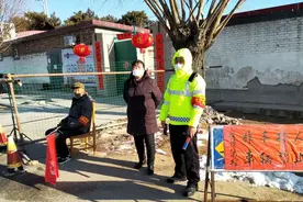 退伍老兵义务执勤站岗 为村民守村口图片