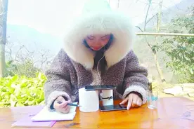 小学教师爬上山顶裹多件棉袄开直播课图片