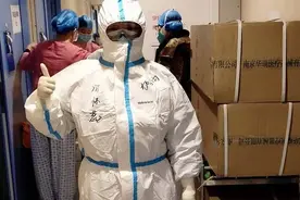 病房里有位患阿兹海默症的爷爷，只要是“闺女”安排的治疗都配合图片