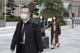 “投我以桃，报之以李”在日本街头发口罩的中国女孩这样说图片