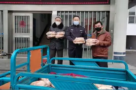 支持抗疫倾“馕”相助！这对新疆党员父子为一线民警送来200个香馕图片