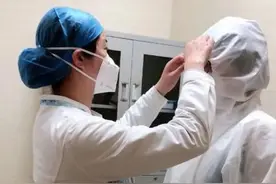这个女护士身兼数职应对自如 走路带风是个“多面手”图片