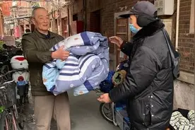上海弄堂爷叔花式“投喂”小区“守夜人”，自制面包、面条、崇明糕……图片