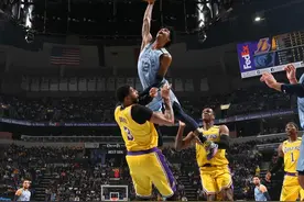 似曾相识！TNT晒莫兰特尝试隔扣戴维斯的照片图片