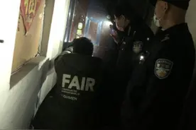 女子穿单衣深夜迷路，民警自费开锁助其返家图片