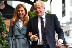 2任妻子4任女友，英国首相与小24岁女友终于订了！但这个疑问依旧未解…图片