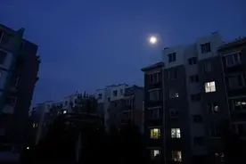 惊悚！柳州一住户半夜醒来，发现陌生男子蹲在床头…图片