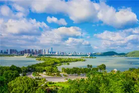 在家看天下·每日一景丨徐州云龙湖：半城山水半城林图片