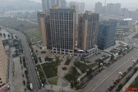 乔迁不了的新居：夫妇打工买下商品房，合同签了两年才知被警方查封图片