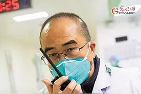 这世上没有从天而降的英雄 只有挺身而出的凡人图片