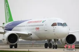 C919大型客机105架机“复工”开展跑道滑行试验图片