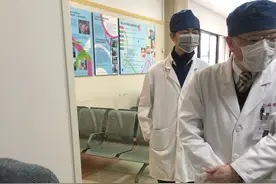 春节心脏移植患儿康复出院 患儿家庭重展笑颜图片