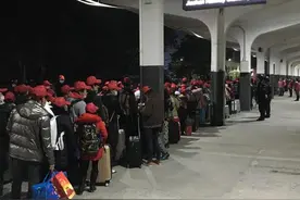复工专列载着又一波务工人员回“嘉”了图片