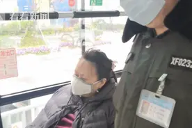 女子不扫码来回摘口罩吓跑一车乘客 公交司机无奈拉她一人图片