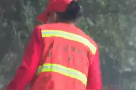每人每月500元！四川宜宾翠屏区在全市率先为环卫工人增资视频封面
