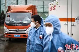 武汉首支医疗垃圾清运志愿者团队：“逆行跨境”31天清运医疗垃圾500吨图片