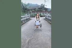 超会玩！邓紫棋表演“凳子起”玩谐音梗cue自己图片