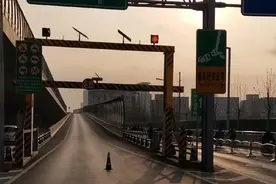 早高峰期间，郑州农业路高架这几个上桥口为什么交通管制？交警解释来了图片
