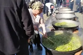预防病毒？俄罗斯2万人聚集同吃野韭菜视频封面