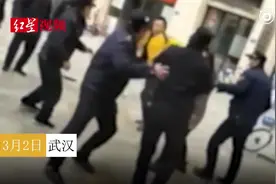 城管围殴配菜员：“硬核”管理不需要拳脚解决图片