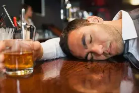 喝酒的男人和不喝酒的男人，区别那么大图片
