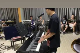 新歌真的要来了？周杰伦晒录音房弹唱视频图片