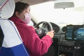 37秒｜驾校有了机器人“教练”，学员1人1车独立完成科目二训练图片