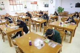 拱墅食堂上演“高考式”就餐 4大街道花式防疫了解下图片