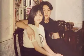 吴尊分享16岁时与妻子合照 两人脸庞青涩颜值养眼图片