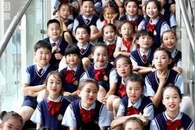 武汉小学生“云合唱”《夜空中最亮的星》视频封面