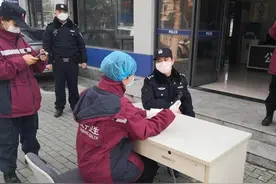 抗击疫情不忘传承雷锋精神，辽宁援汉医疗队休息时间为民警辅警义诊图片