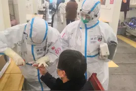 我用一把大剪刀 成为方舱医院剪指甲小能手图片