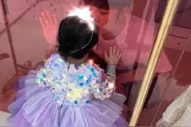 陈赫隔玻璃亲吻女儿 微博晒照发昵称：我的小公主图片