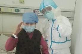 老奶奶隔着防护服在护士胳膊处亲了一下图片