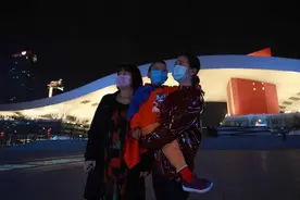 深圳为最美逆行者点亮灯光秀，有市民称看后想去湖北当志愿者图片