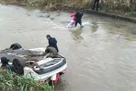 “空降神兵”！邵阳隆回一小车翻入河中，过路军人一手击碎车窗救出五人图片
