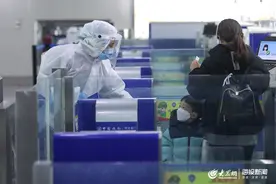 图片故事：记录青岛移民管理女警的“逆行”姿态图片
