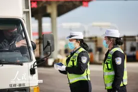 铿锵玫瑰女交警图片