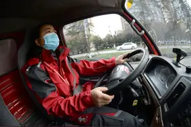 物流配送路上的货车女司机图片