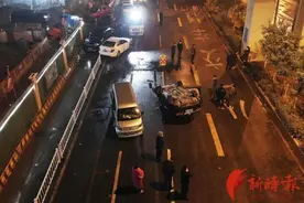 济南北园高架路下凌晨数车相撞！怎么回事儿？图片