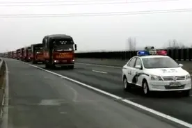 霸气长龙 河南高速交警警车开道护送22辆豫企捐赠物资车辆驰援武汉图片