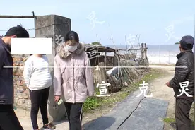 夫妻矛盾闹离婚！女婿开车拖带丈母娘图片