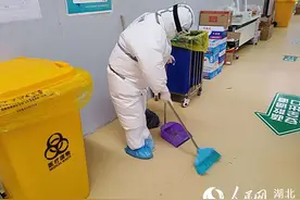 方舱保洁员写给儿子一封信：“儿子别哭，妈妈穿着太空服在打怪兽”图片