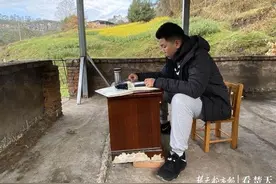 在重庆山区老家信号不好，武汉这个高中生每天爬山坡上网课图片