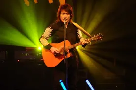 嗓音粗粝台风“张牙舞爪”的伍佰，为何近期突然“翻红”？图片