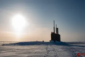 美军潜艇在北极秀破冰上浮 俄将军不服：我们所有核潜艇都能做到图片