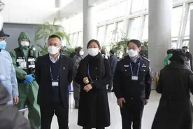 致敬山东机场战“疫”的巾帼英雄们图片