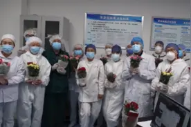 花农向武汉千余名女医护献花：“没有你们也就没有春天”视频封面