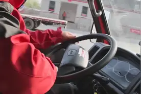 物流线上的货车女司机视频封面